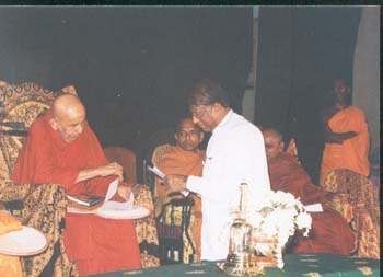 2003.01 04 - Akta Patra Pradanaya ( credential ceremony) at citi hall in Kurunegala about The C21.jpg